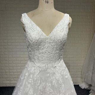 Elegant Tank Sleeve V-neck A-line Wedding Dress with Lace Appliqued