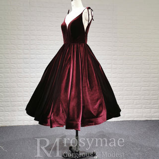 Elegant Burgundy Spaghetti Straps Velvet Prom Dress with V-neck