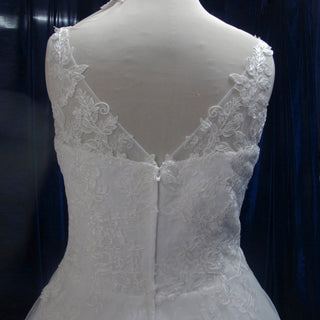 Vintage A-Line V-Neck Plus Size Wedding Dress with Floral Lace - Rosymae