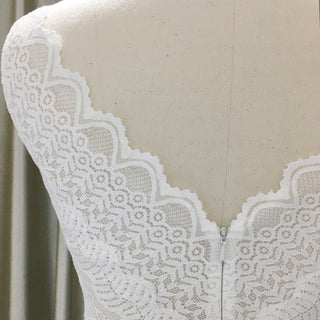 Vintage-inspired Scalloped V-neck Lace Trumpet Bridal Wedding Dress - Rosymae