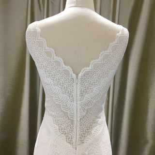 Vintage-inspired Scalloped V-neck Lace Trumpet Bridal Wedding Dress - Rosymae