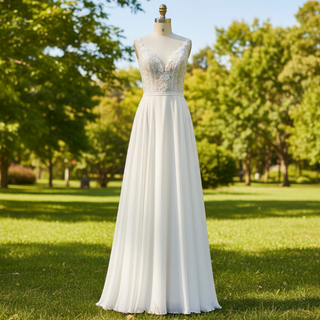 Robe de mariée fourreau en mousseline de soie simple à col en V avec bretelles spaghetti