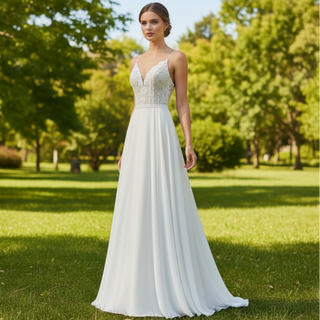 Robe de mariée fourreau en mousseline de soie simple à col en V avec bretelles spaghetti