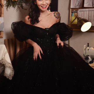 Little Black Bridal Gown Wedding Dress with Half and Puffy Sleeve