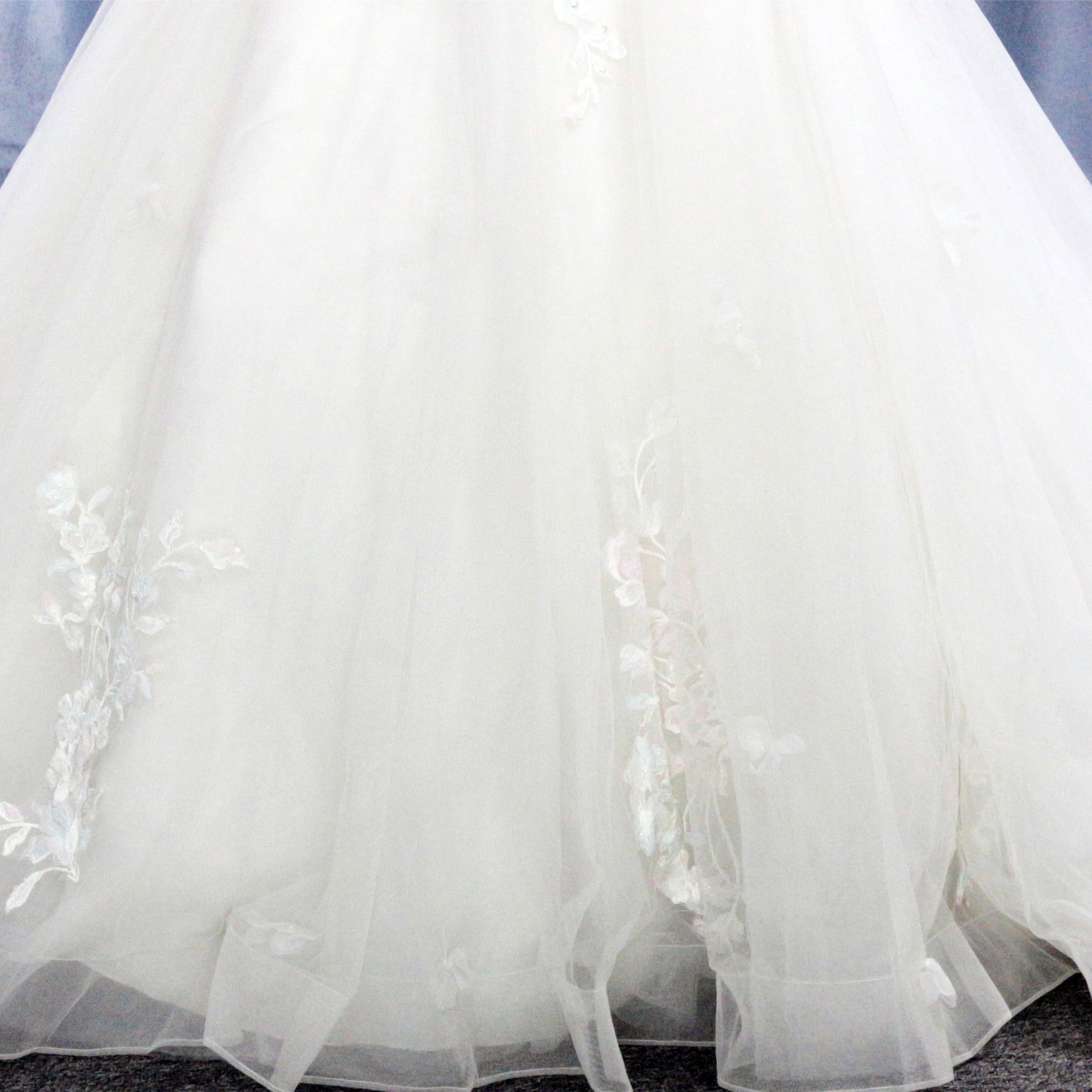 V-Neck Half-Sleeve Tulle Lace Ball Gown Wedding Dress - Rosymae